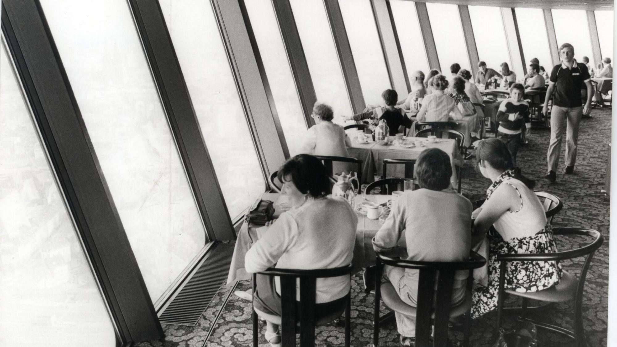 Besucher sitzen im Café im „Colonius“, das im Juni 1981 eröffnet hatte.