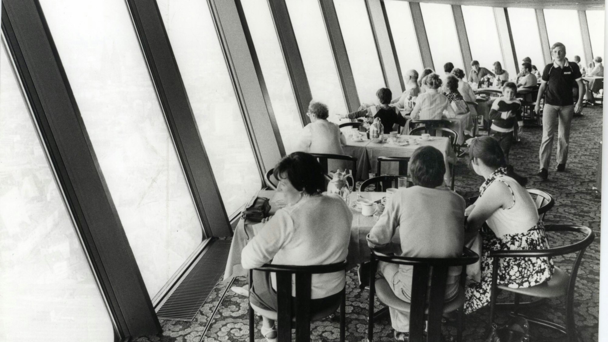 Besucher sitzen im Café im „Colonius“, das im Juni 1981 eröffnet hatte.