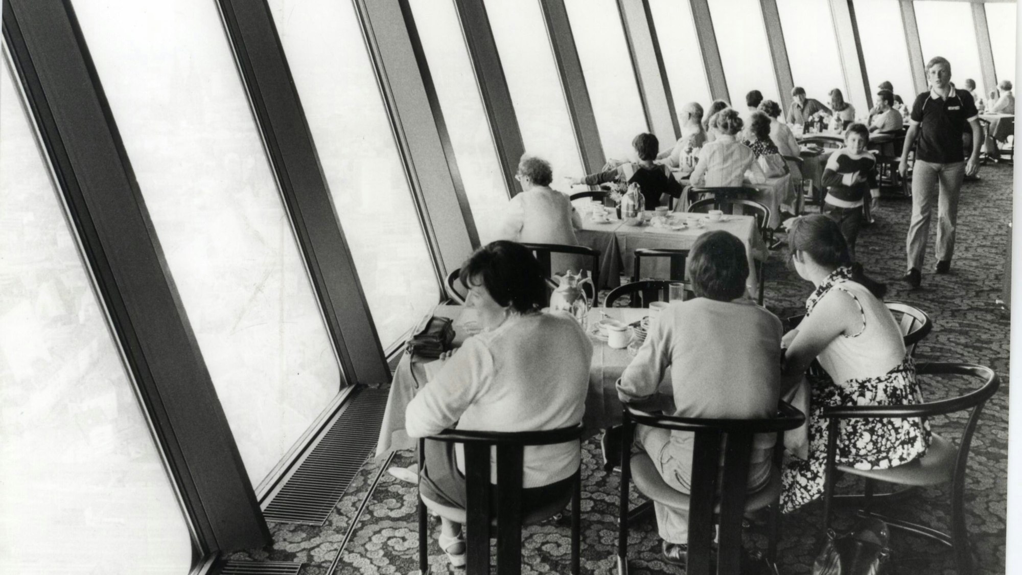 Besucher sitzen im Café im „Colonius“, Juni 1981 eröffnet.