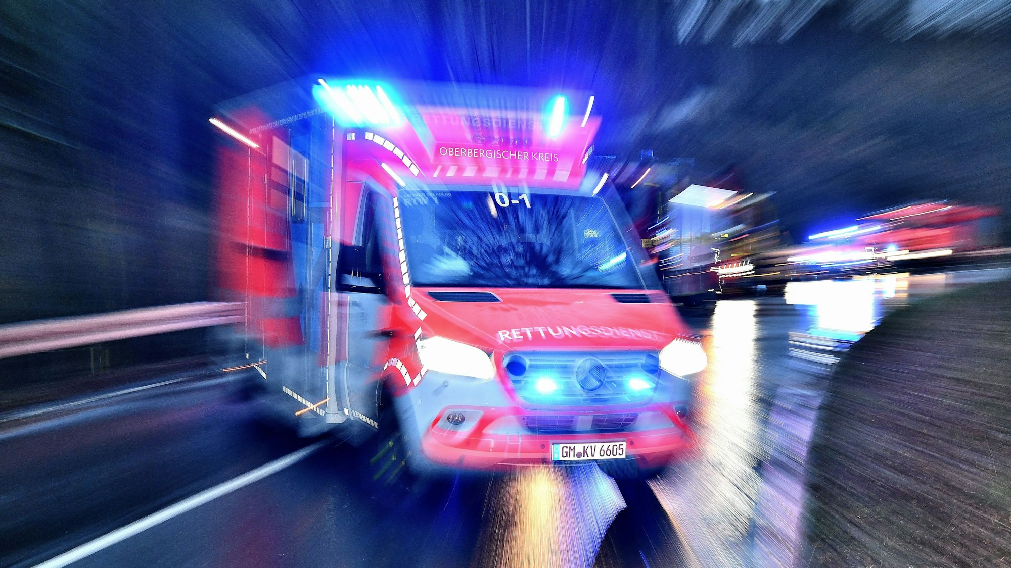 Rettungswagen mit Blaulicht im Einsatz im Oberbergischen Kreis.