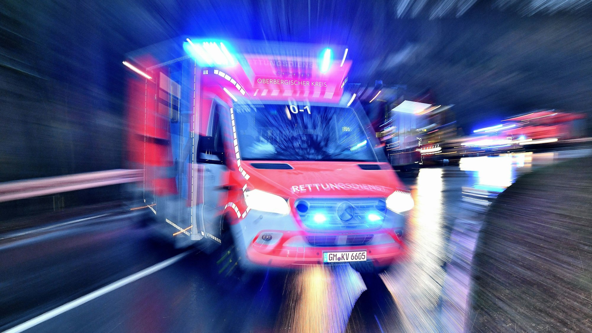 Das Bild zeigt einen Rettungswagen der Feuerwehr.