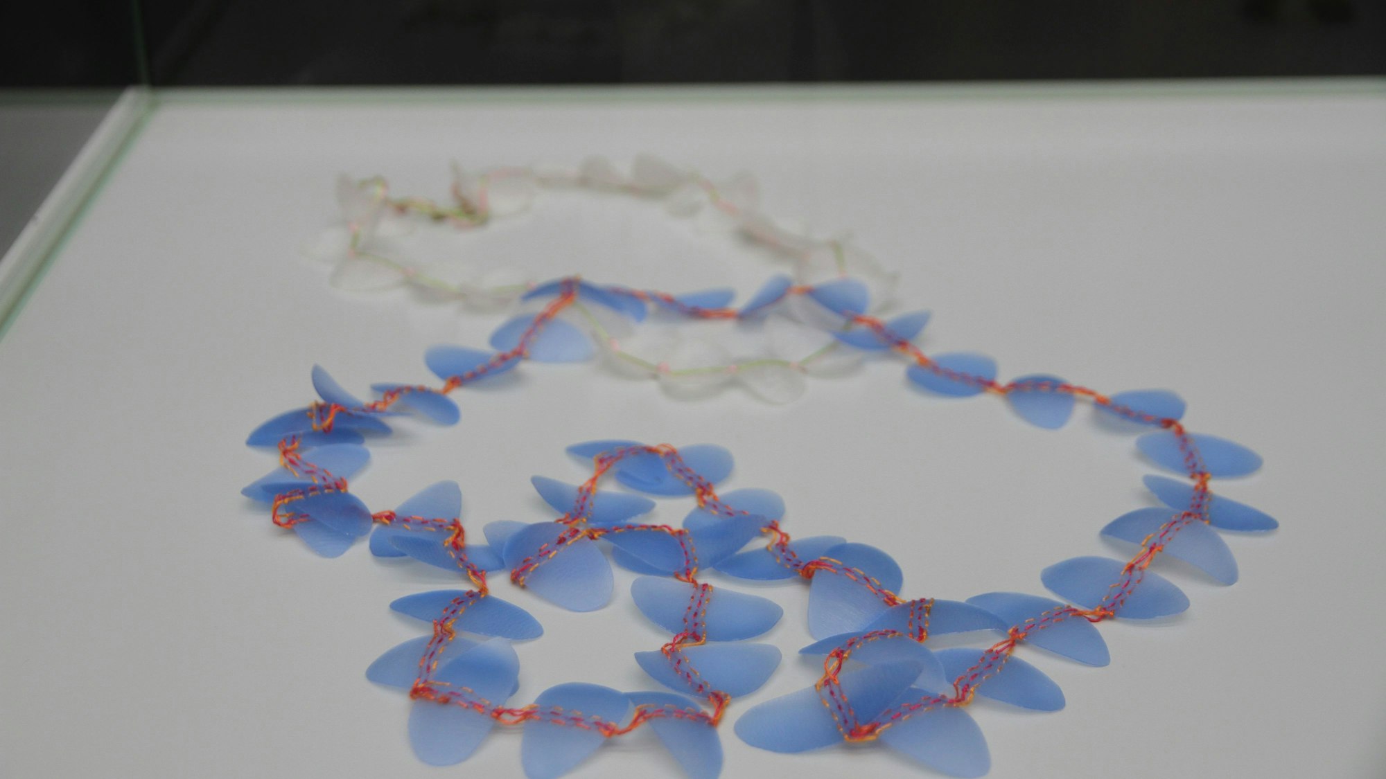 Ausstellung der Gruppe Gedok im Stadtmuseum., Schmuck von Susanne Högner