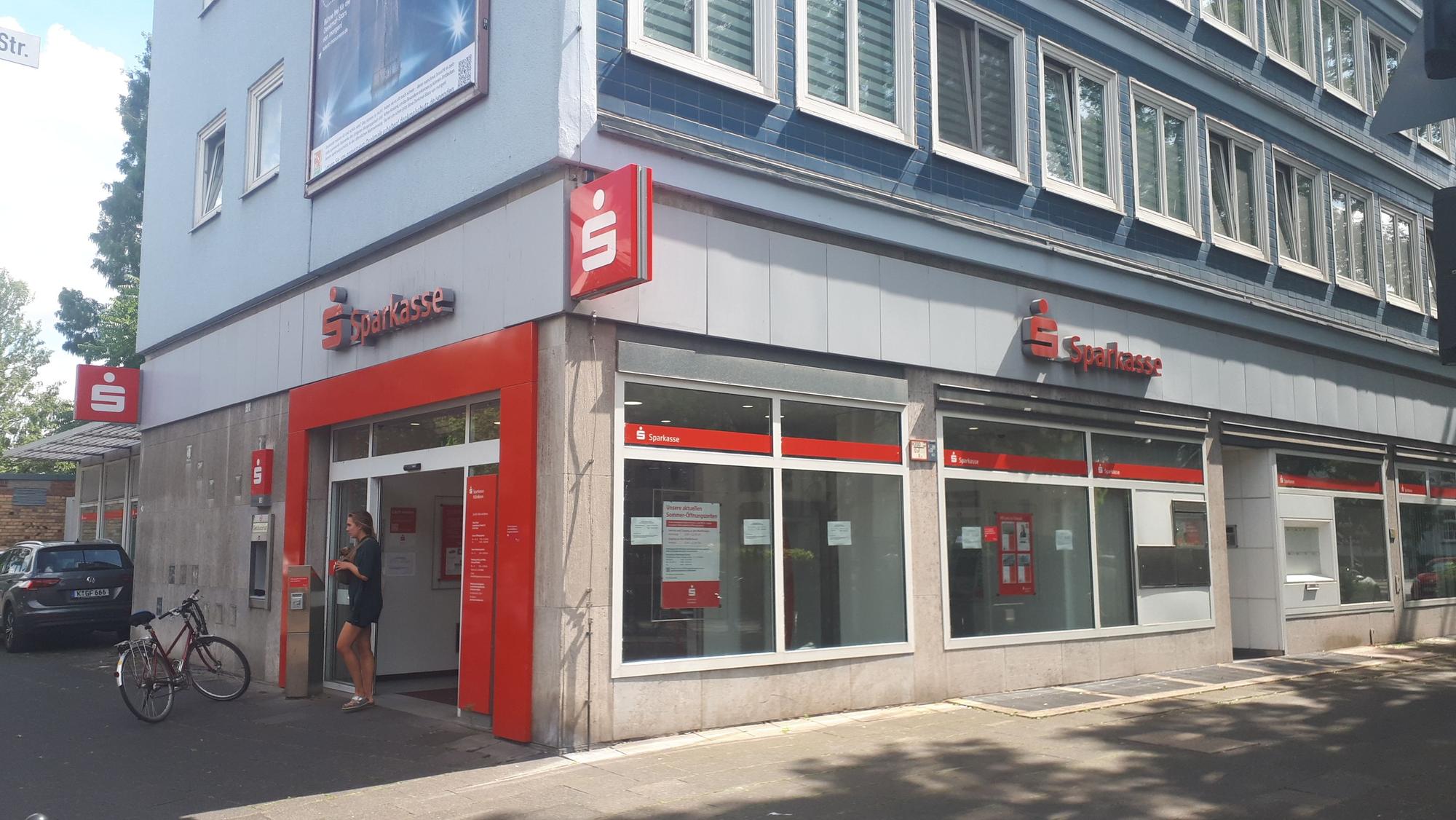 Die Front einer Sparkassenfiliale ist zu sehen.