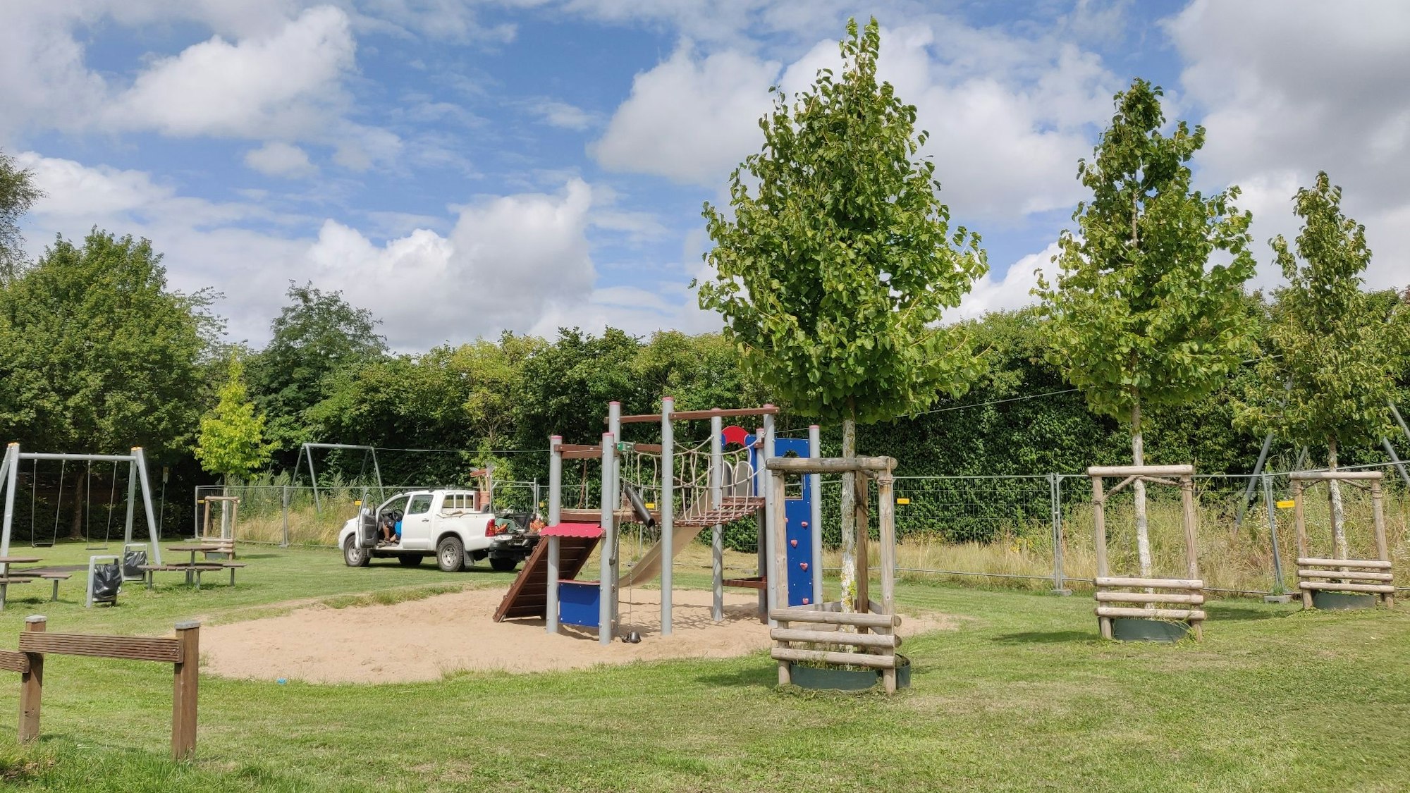 Der Spielplatz am Scharweg in Witzhelden, im Hintergrund die abgesperrte Seilrutsche.