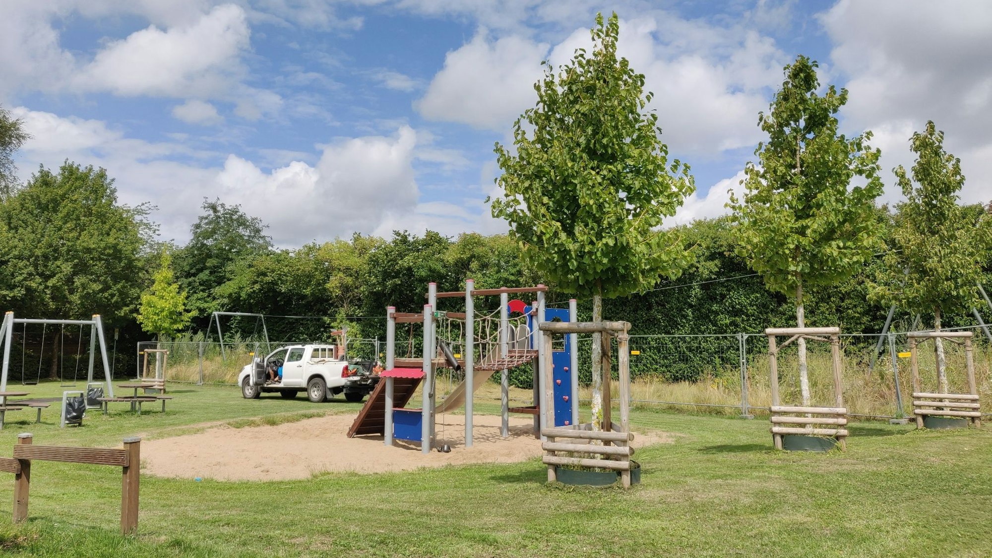 Der Spielplatz am Scharweg in Witzhelden, im Hintergrund die abgesperrte Seilrutsche.