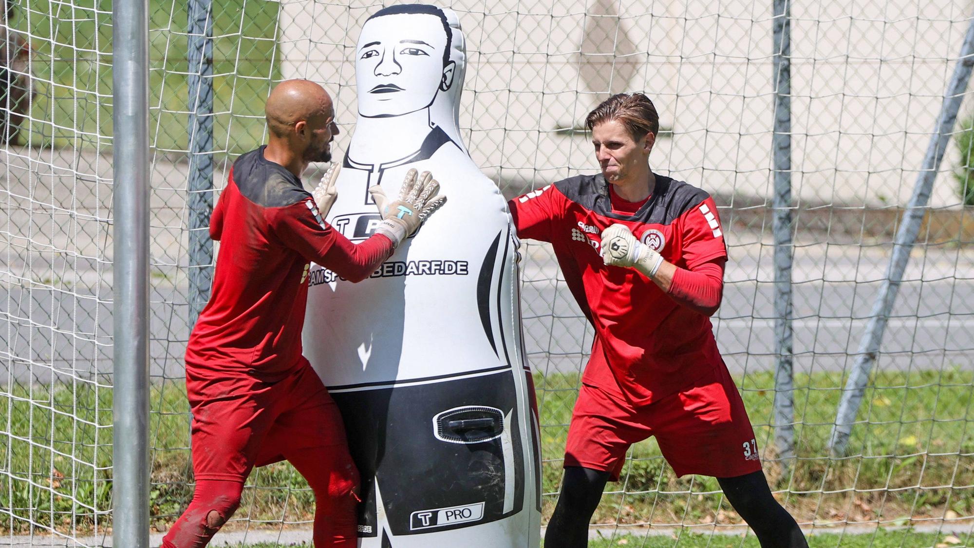 Fußball-Torhüter Daniel Mesenhöler boxt mit einem aufblasbaren Dummy