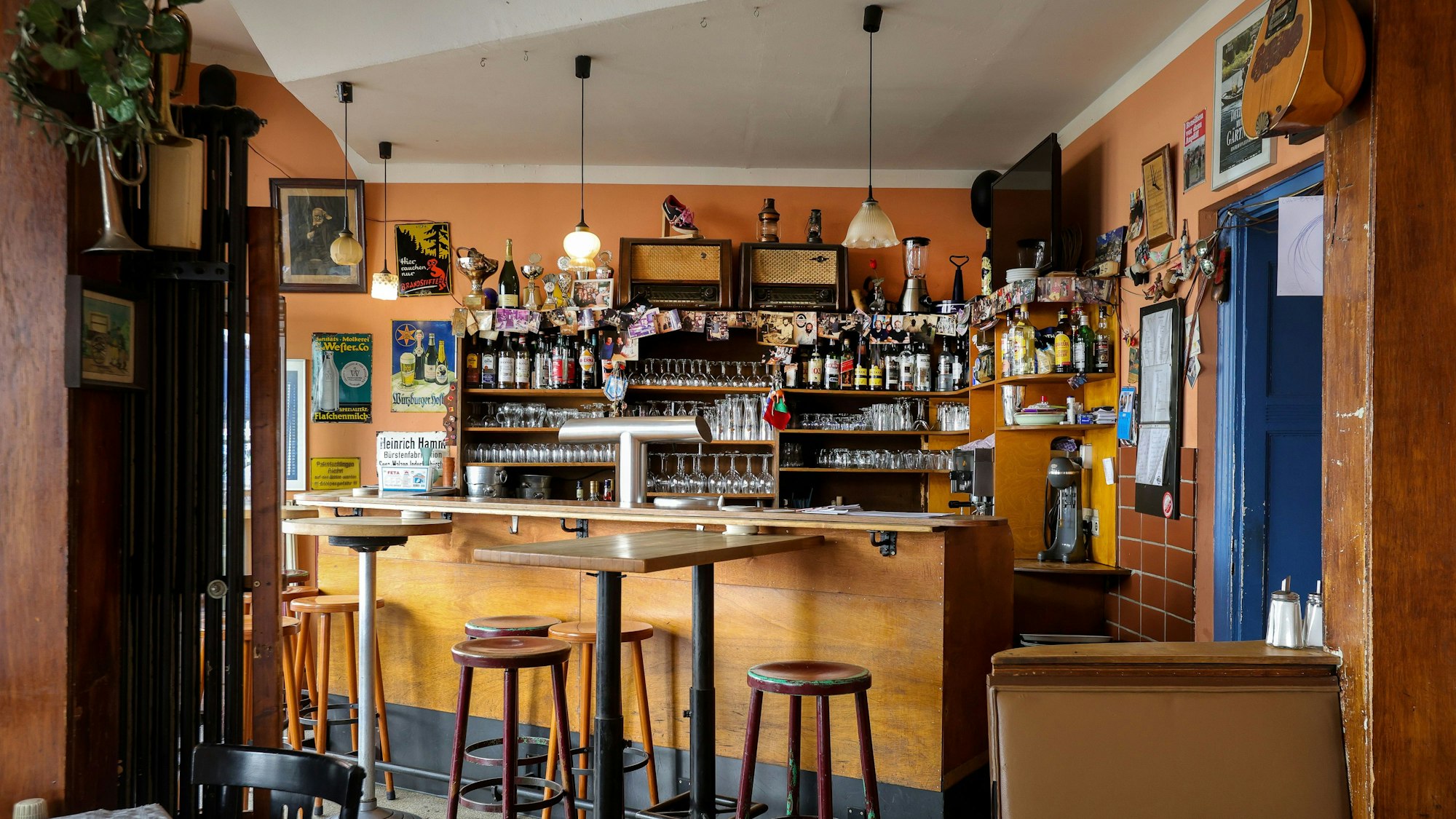 Blick auf die Bar im Inneren des Restaurants „Dialog“.