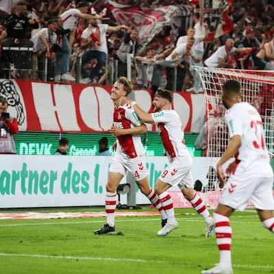 Jubel nach dem Tor zum 4:2 durch Timo Hübers