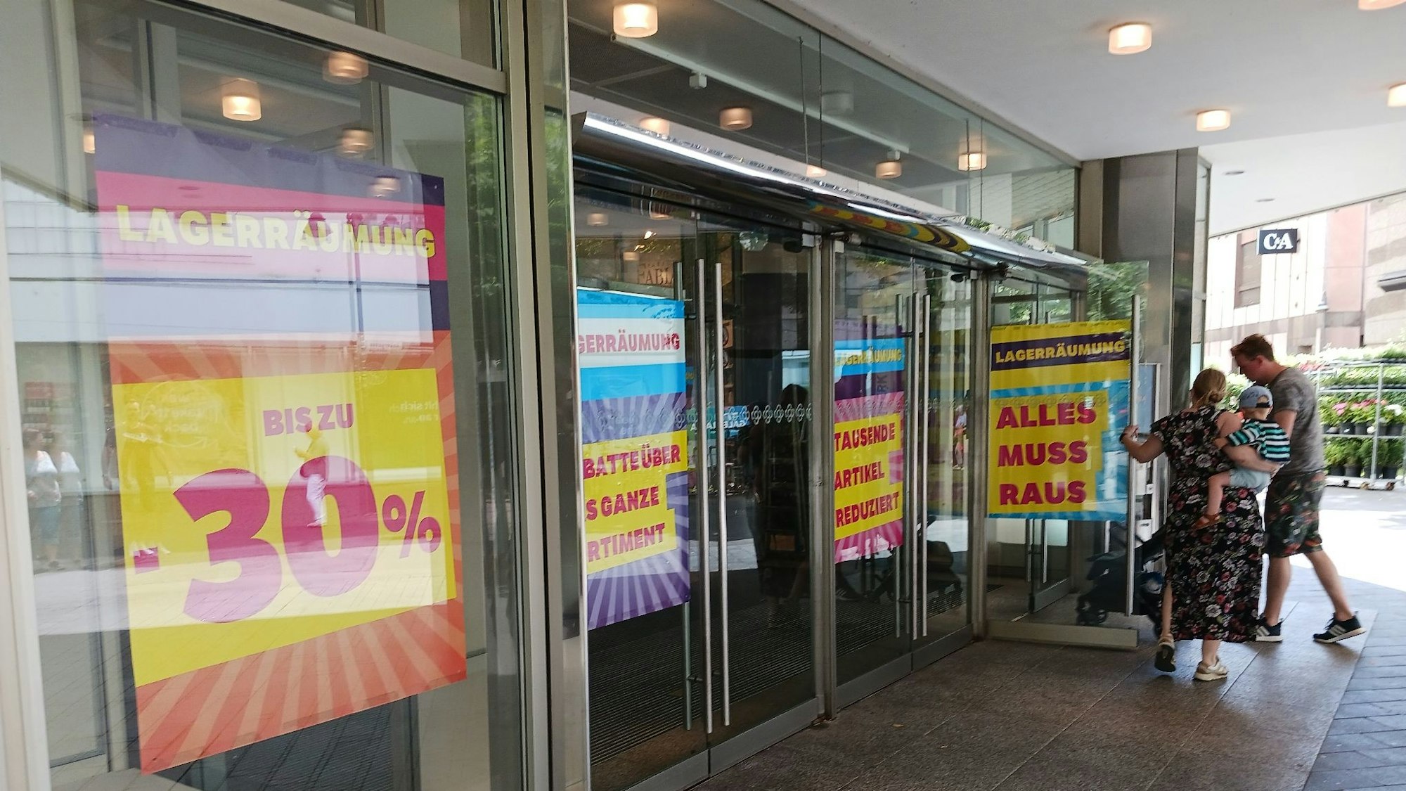 Lagerräumung bei Galeria Kaufhof an der Siegburger Kaiserstraße