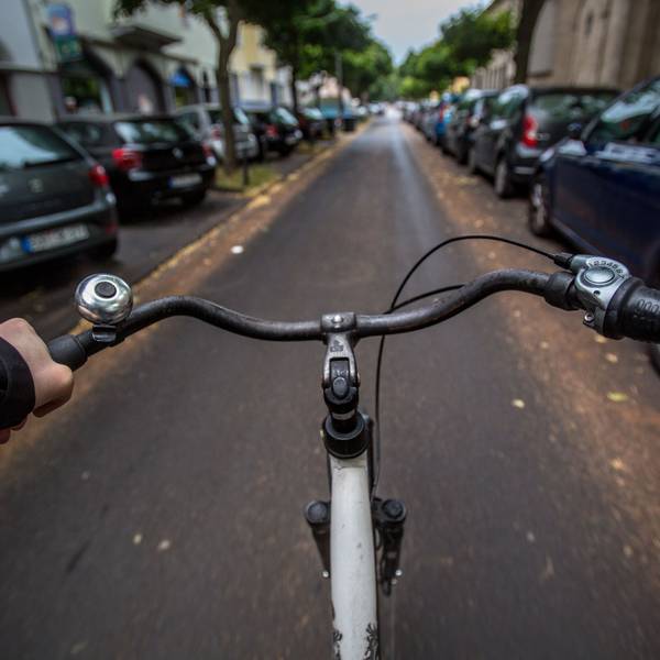 Ein Fahrradfahrer fährt auf einer Straße