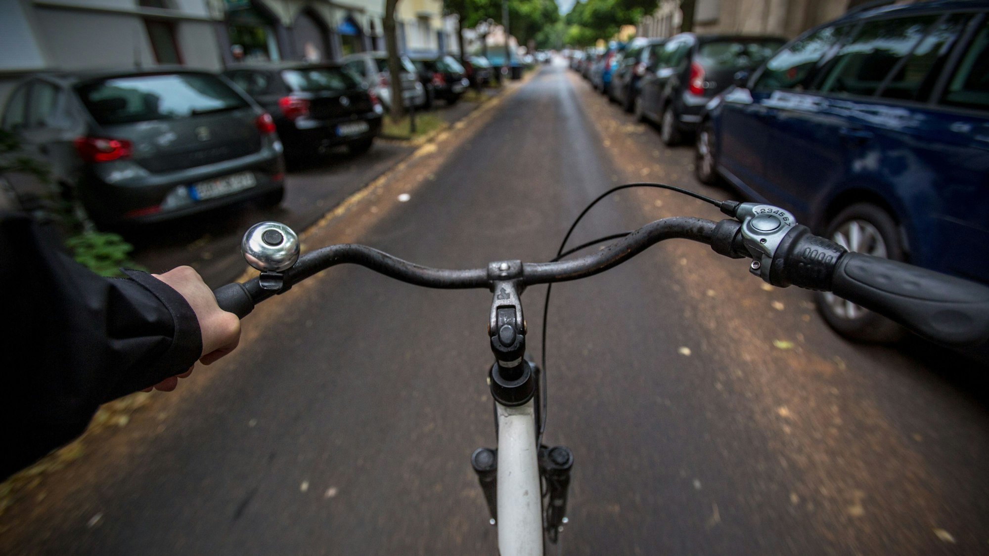 Ein Fahrradfahrer fährt auf einer Straße