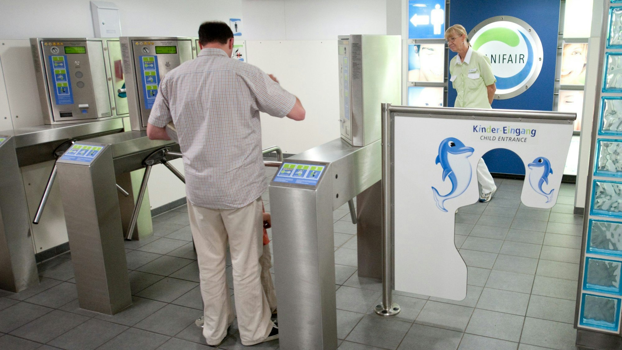 Ein Kunde bezahlt die Benutzung des Toilettenbereichs  in einer Autobahnraststätte.