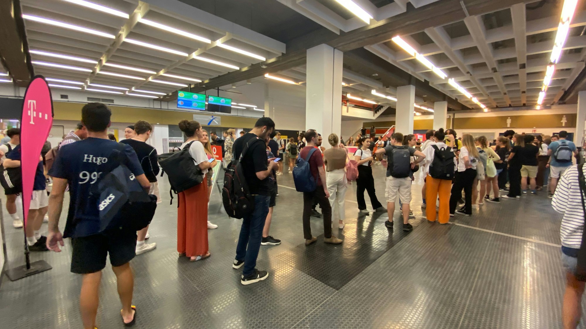 Auf dem Bild sieht man eine Schlange von Menschen.