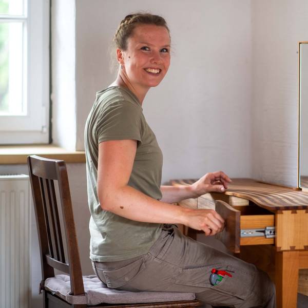 Die Iversheimerin Ann-Christine Kolvenbach sitzt an ihrem Schminktisch.