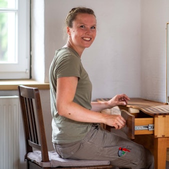 Die Iversheimerin Ann-Christine Kolvenbach sitzt an ihrem Schminktisch.