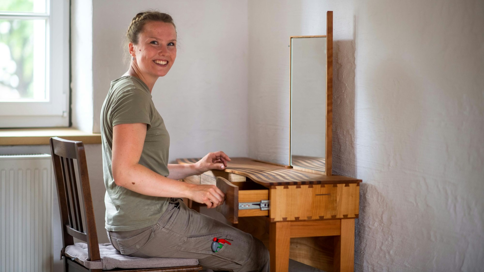 Die Iversheimerin Ann-Christine Kolvenbach sitzt an ihrem Schminktisch.