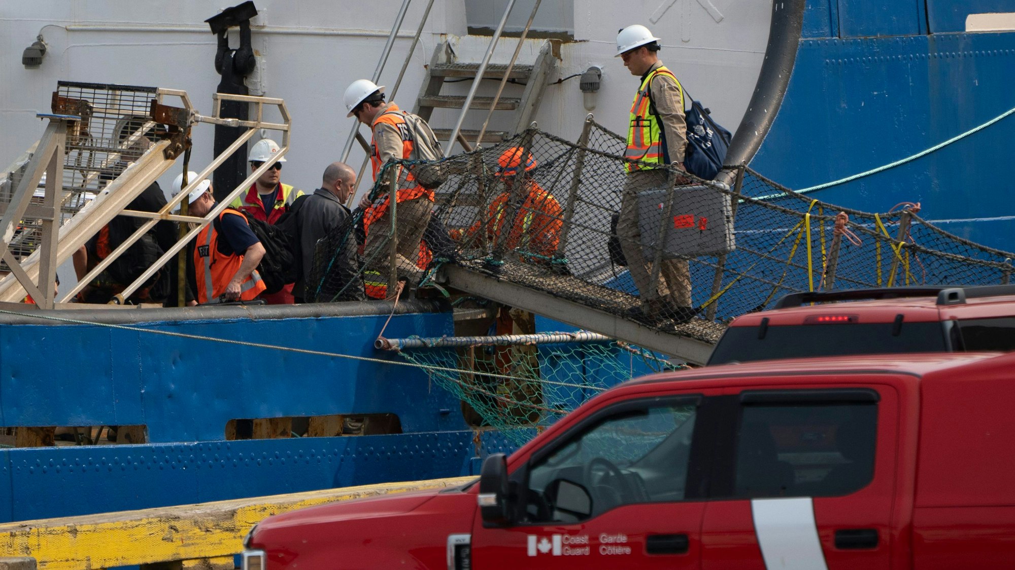 Mehrere Hafenmitarbeiter bringen in St. John's in der kanadischen Provinz Neufundland Wrackteile der Titan an Land.