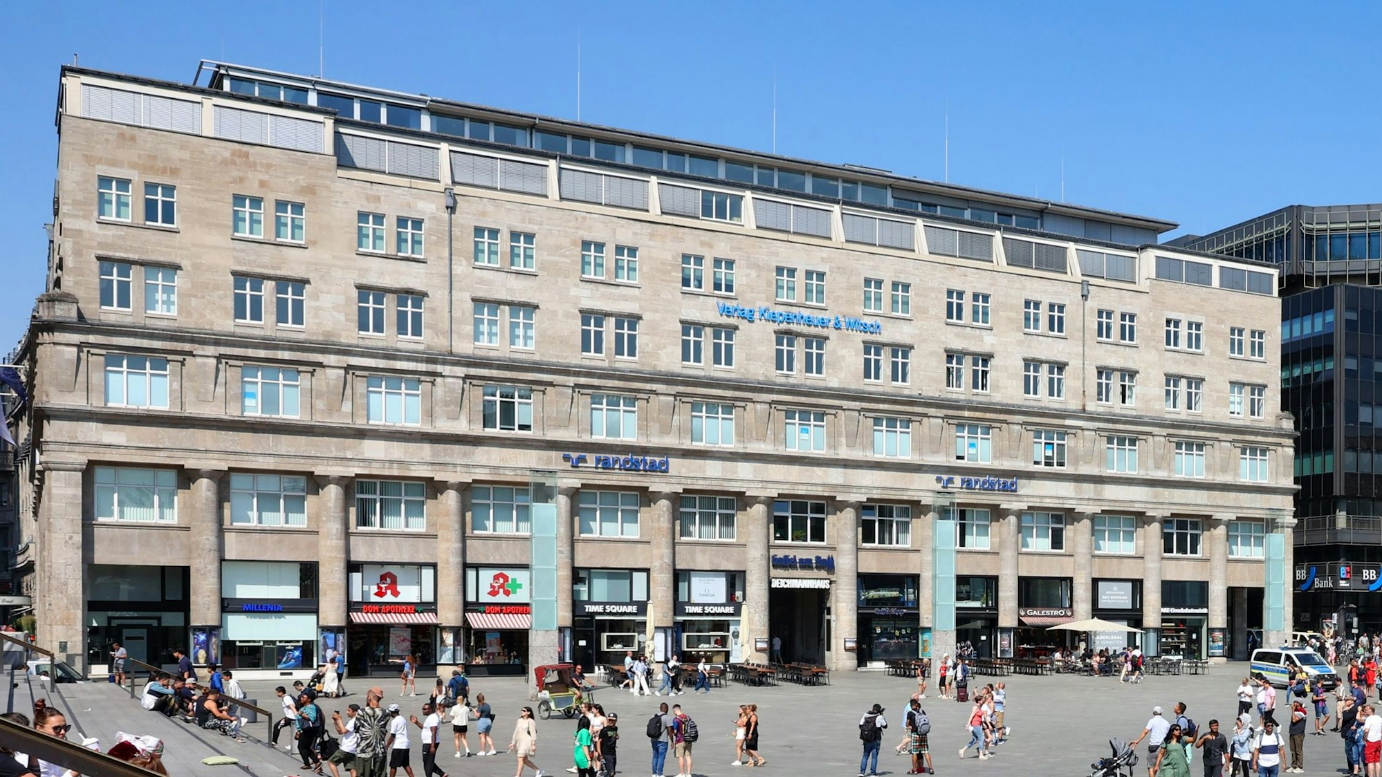 Das Deichmannhaus steht unmittelbar am Kölner Bahnhofsvorplatz