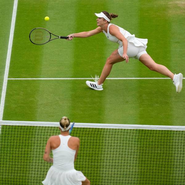 Jelina Switolina (oben) und Marketa Vondrousova in Aktion.