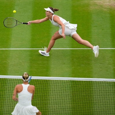 Jelina Switolina (oben) und Marketa Vondrousova in Aktion.