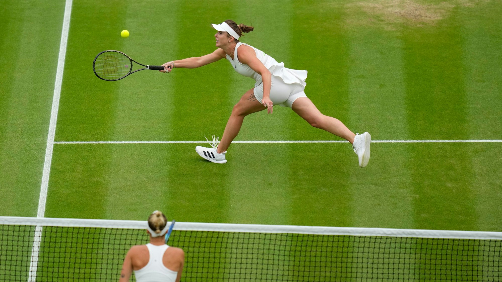 Jelina Switolina (oben) und Marketa Vondrousova in Aktion.