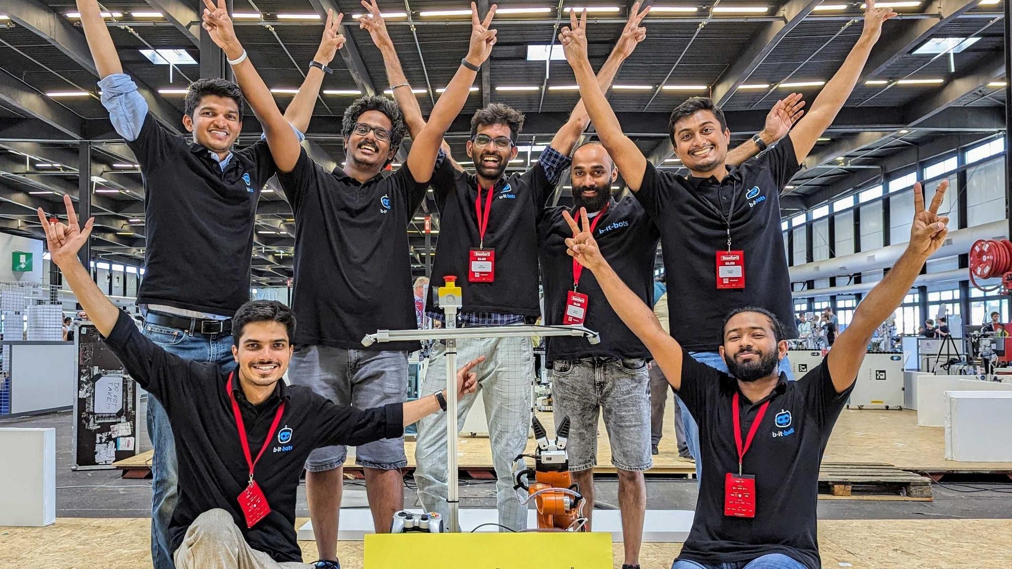 Die glücklichen Gewinner (von links nach rechts):
(hinten): Kevin Patel, Vivek Mannava, Gokul Chenchani, Santosh Thoduka, Shubham Shinde
(vorne): Vamsi Kalagaturu und Ravisankar Selvaraju