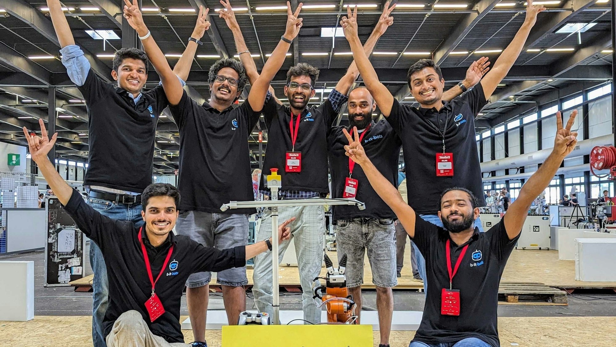 Die glücklichen Gewinner (von links nach rechts):
(hinten): Kevin Patel, Vivek Mannava, Gokul Chenchani, Santosh Thoduka, Shubham Shinde
(vorne): Vamsi Kalagaturu und Ravisankar Selvaraju