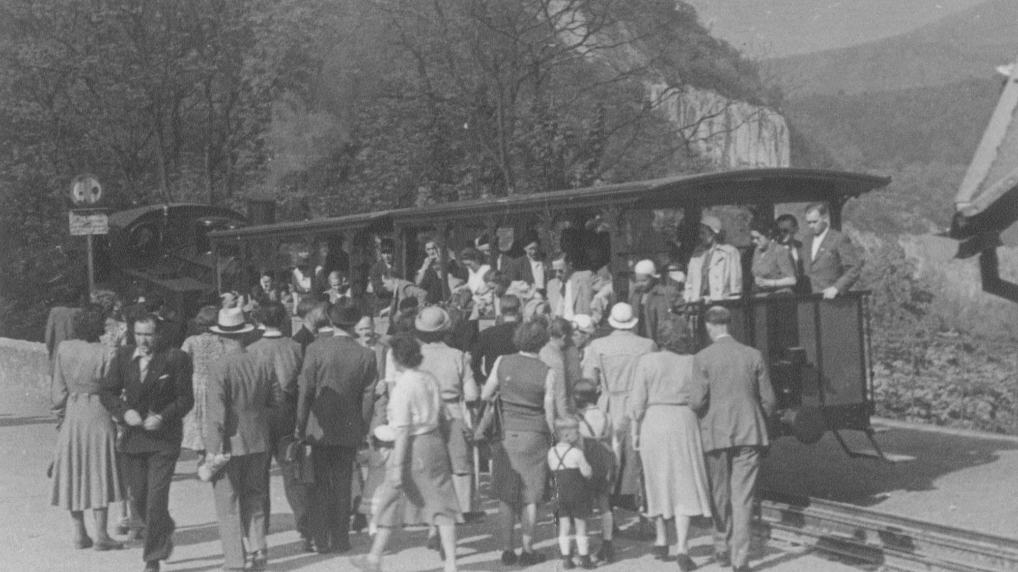 Eine historische Aufnahme der Drachenfelsbahn