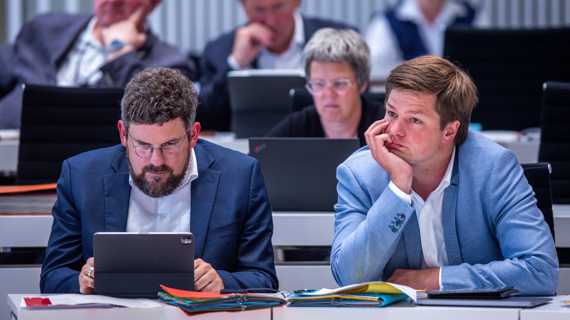 Fraktion in Mecklenburg-Vorpommern: Vorsitzender Julian Barlen (l) und parlamentarischer Geschäftsführer Philipp da Cunha (r) in einer Sitzung. Ein Interview mit da Cunha zu einem SPD-Bürgerforum wurde ein viraler Hit. (Symbolbild)