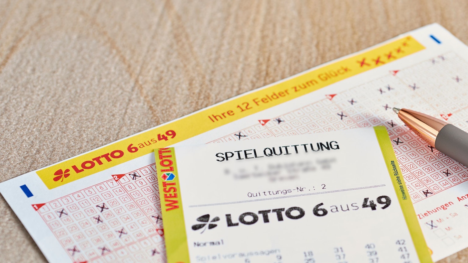Lotto 6aus49 Spielschein auf Tisch.