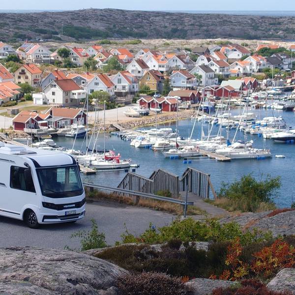 Ein Wohnmobil vor der schwedischen Küstenstadt Kungshamn