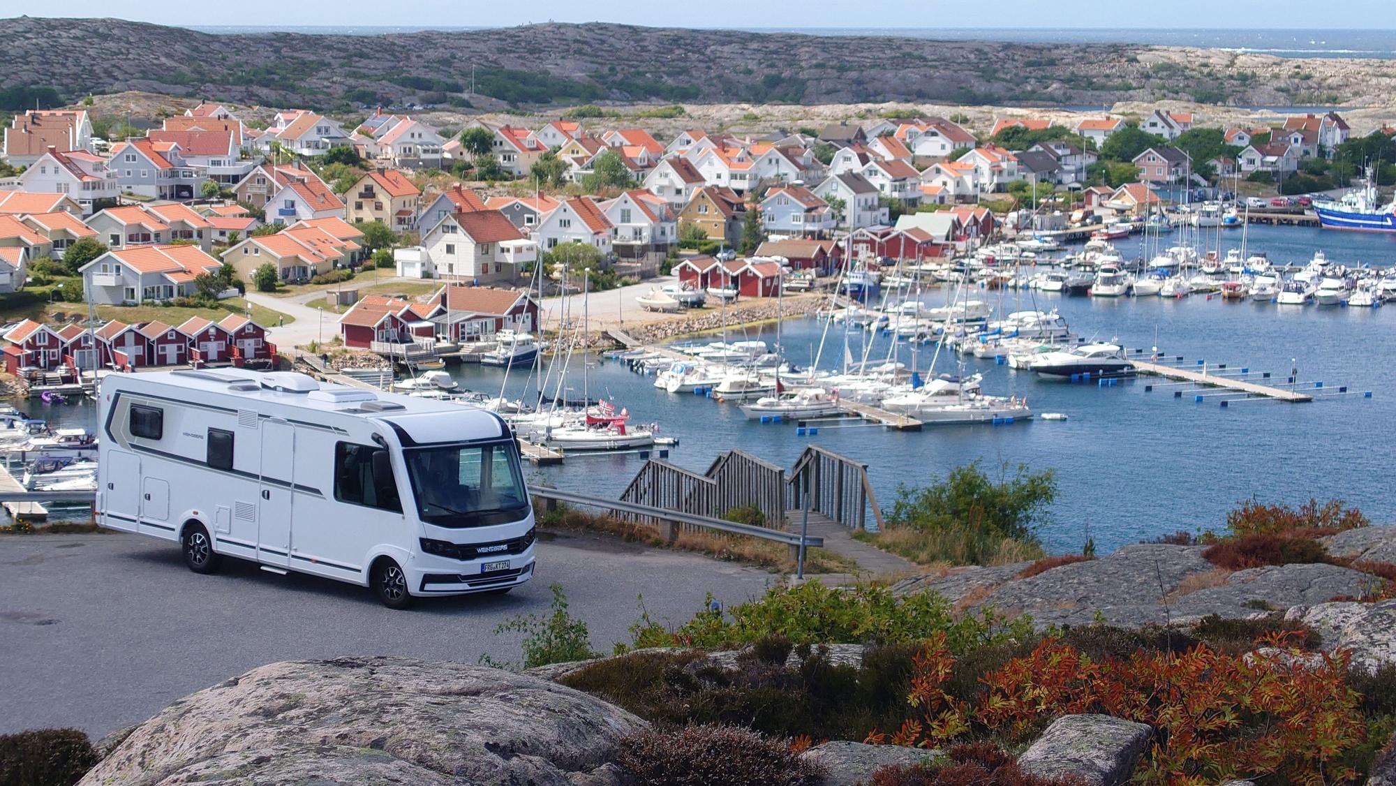 Ein Wohnmobil vor der schwedischen Küstenstadt Kungshamn
