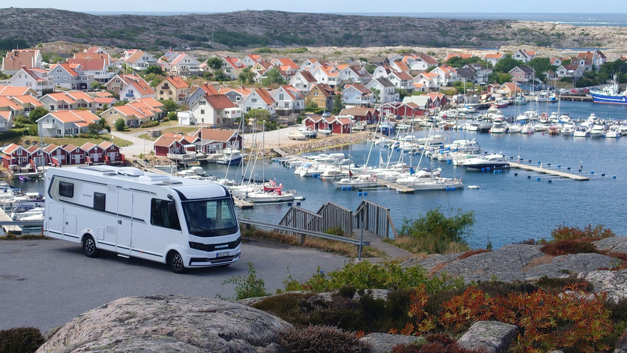 Ein Wohnmobil vor der schwedischen Küstenstadt Kungshamn