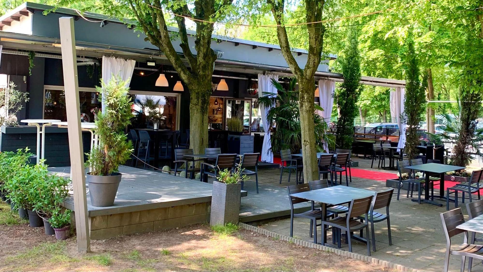 Der Biergarten des „Café Wildwechsel“ am Waldfreibad in Dünnwald.