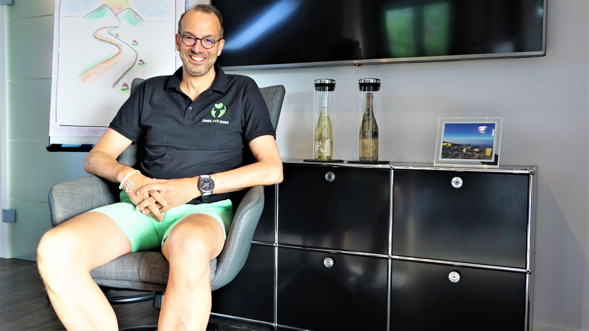 Jörg Weitz in seinem Büro in Nettersheim