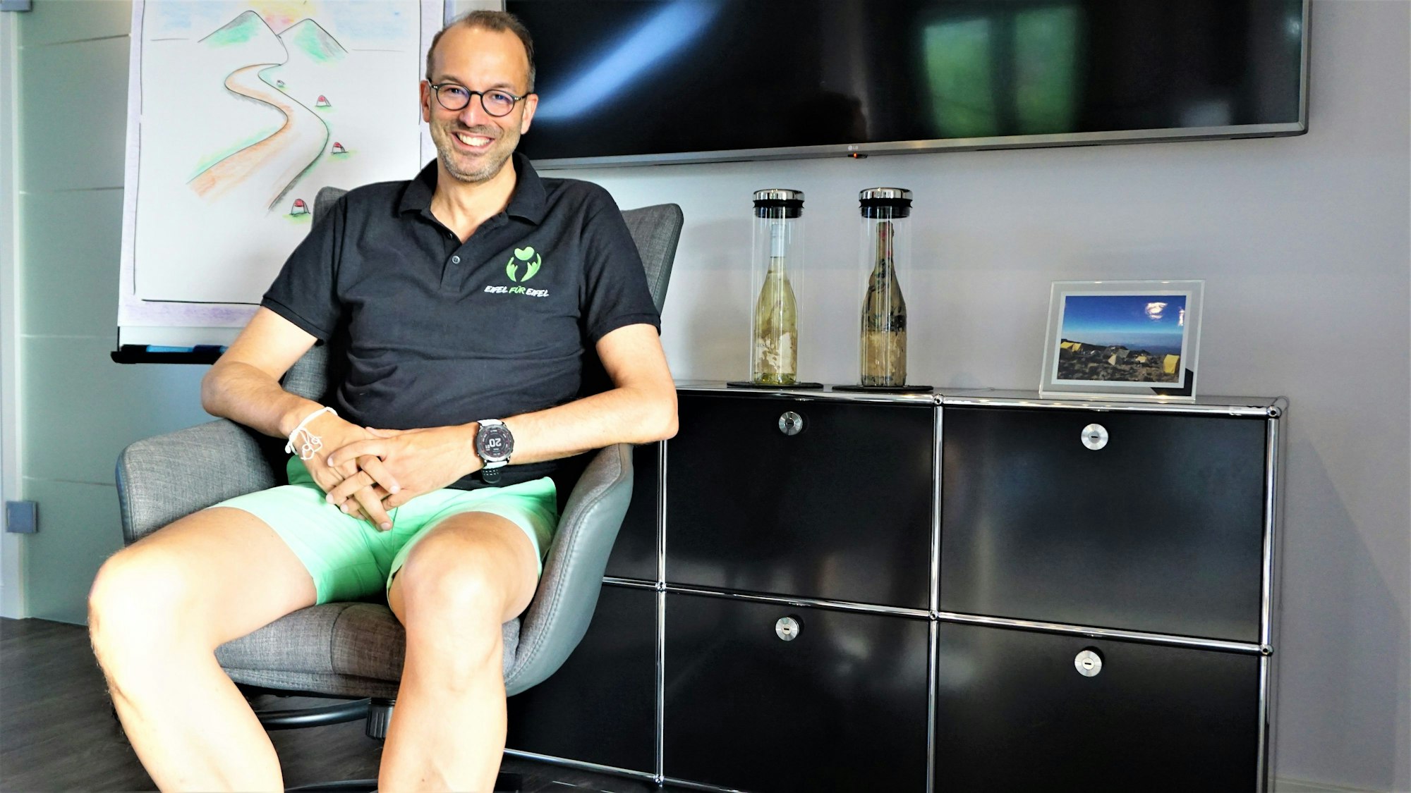 Jörg Weitz in seinem Büro in Nettersheim