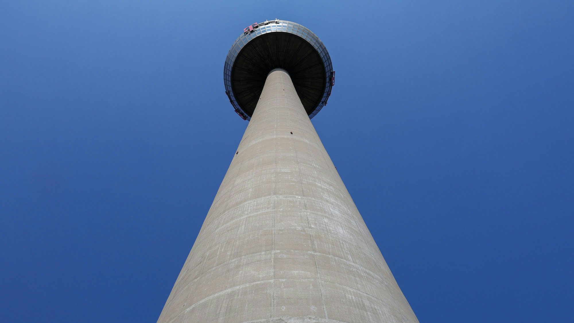 Blick auf den Kölner Fernsehturm Colonius von unten.