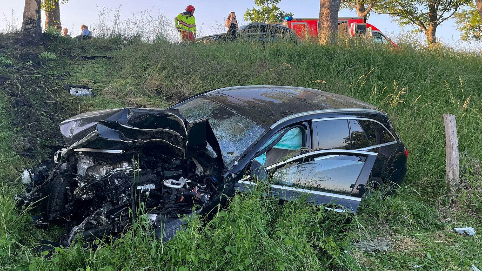 Bei einem Unfall auf der Wahnbachtalstraße ist ein 28 Jahre alter Autofahrer lebensgefährlich verletzt worden. Das Fahrzeug stürzte eine etwa fünf Meter hohe Böschung hinunter, nachdem es gegen einen Baum geprallt war.