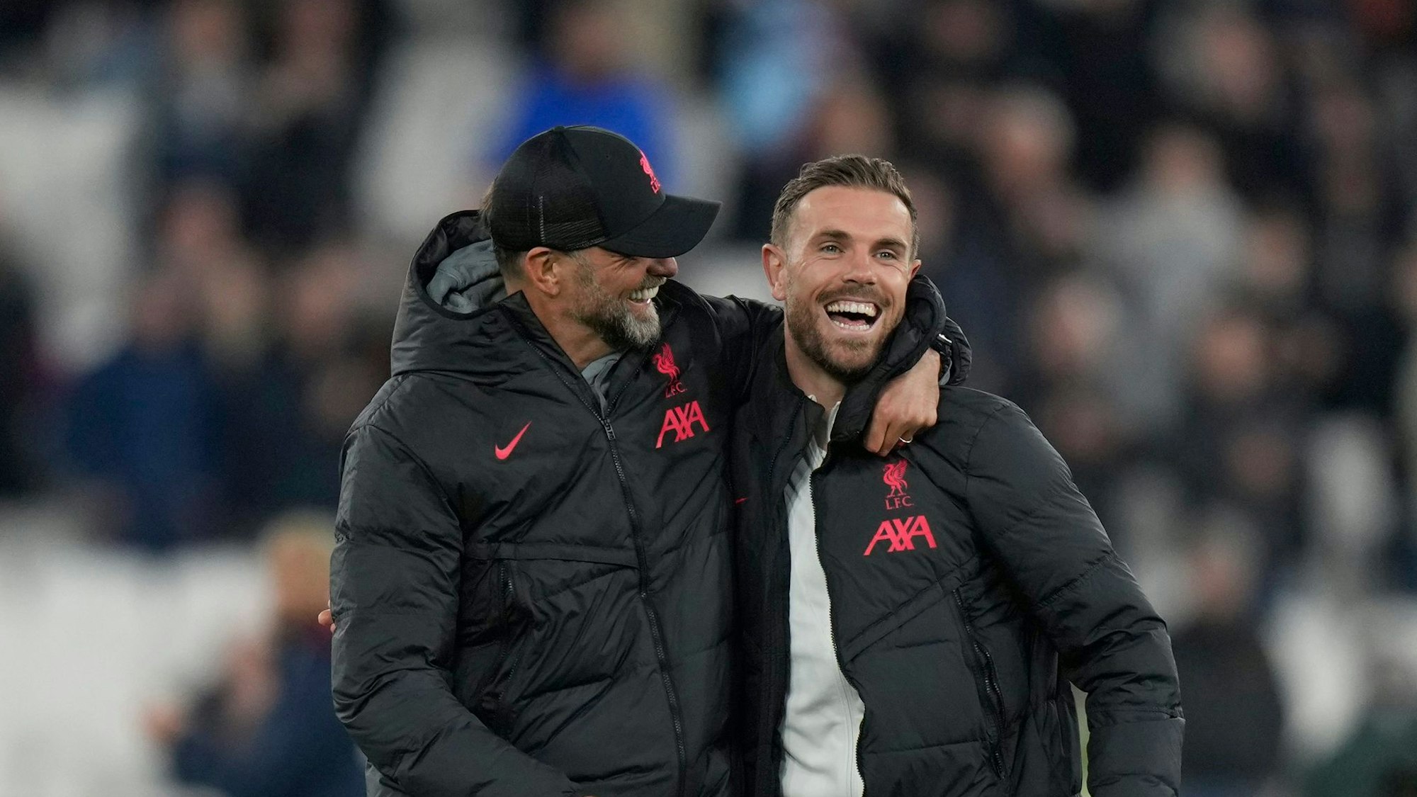 Liverpools Trainer Jürgen Klopp jubelt mit Liverpools Jordan Henderson