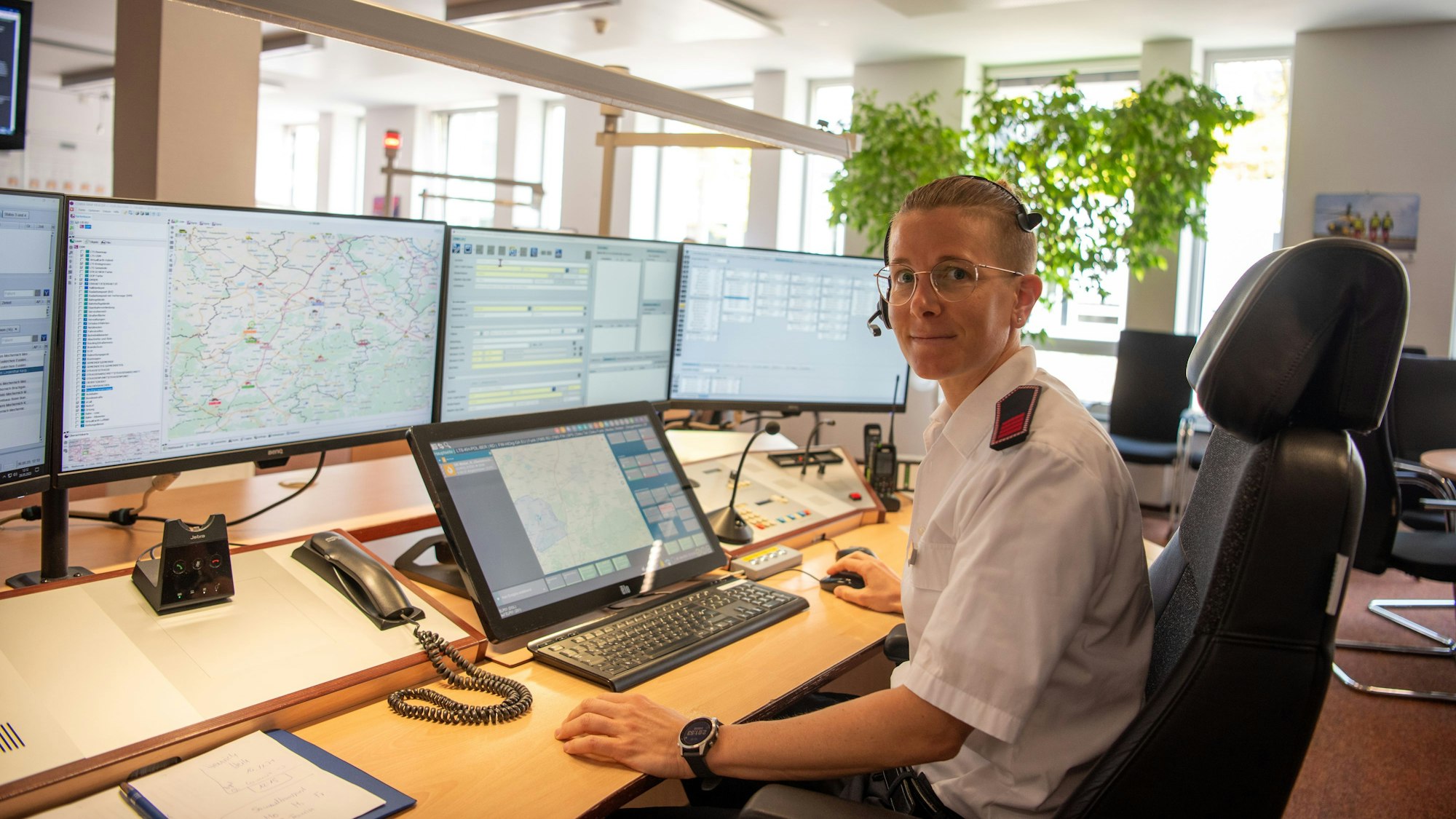 Verena Beul-Zöll sitzt in der Leitstelle vor ihren Computerbildschirmen. Die 37-Jährige war auch in der Flutnacht als Disponentin im Einsatz.