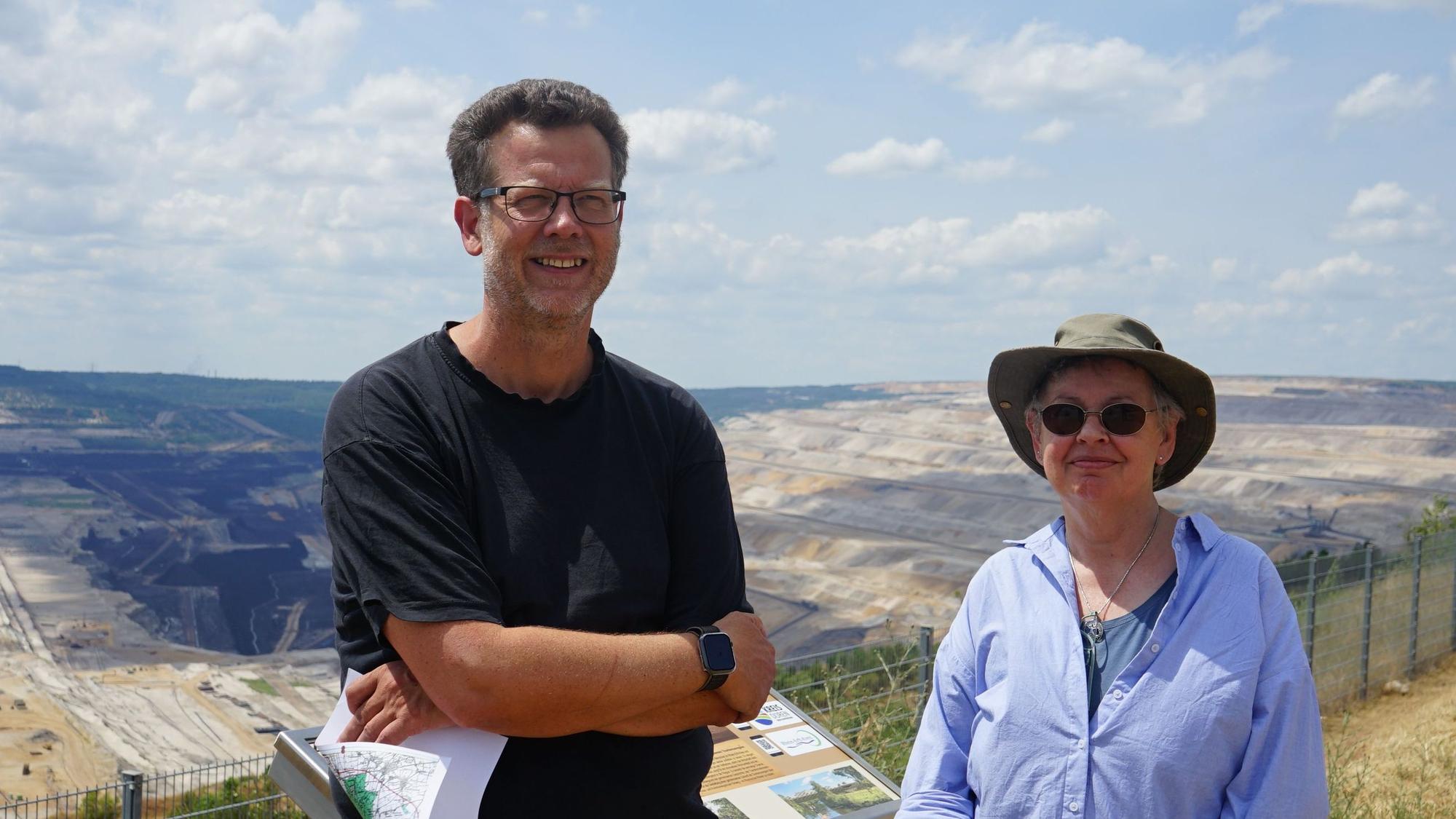 Jens Billaudelle und Jutta Schnütgen-Weber stehen vor dem Tagebau Hambach.