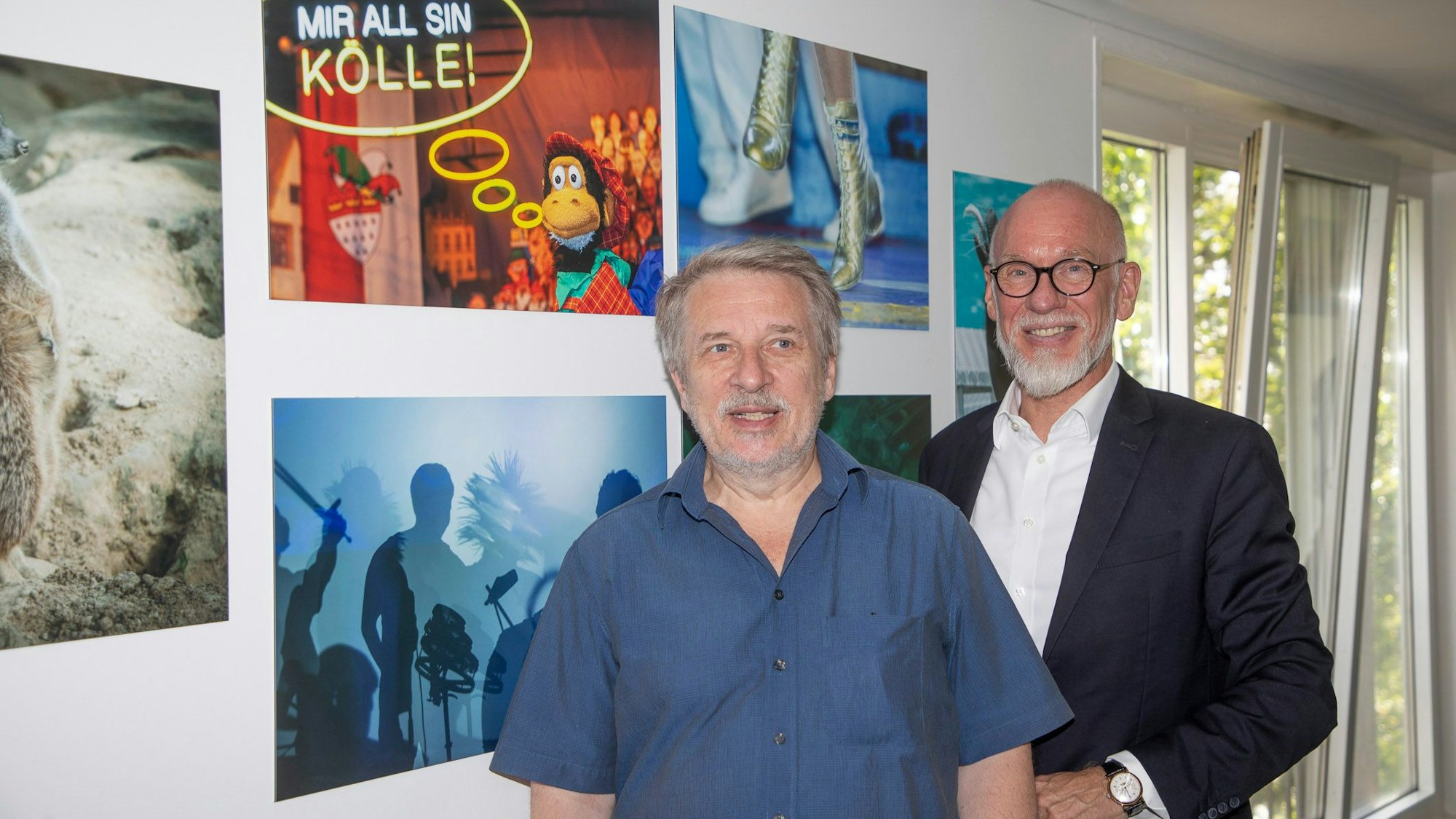Fotograf Joachim Badura und Maritim-Chef Henrik Große-Perdekamp vor der neuen Dauerausstellung im Maritim.
