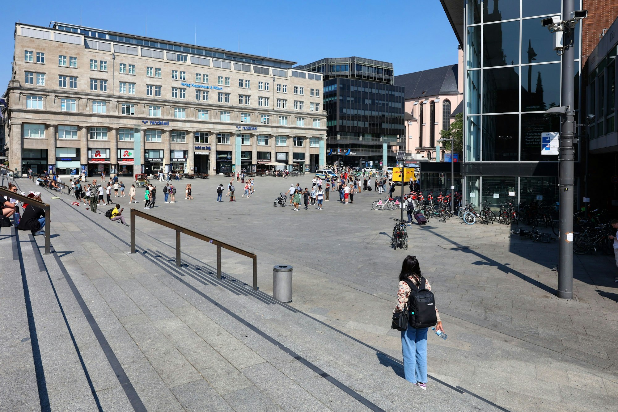Menschen bewegen sich über den Bahnhofsvorplatz in der Trankgasse.