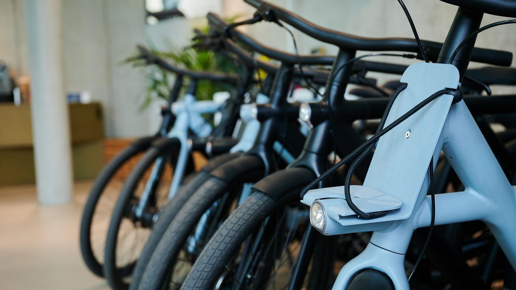 Räder der Firma Vanmoof stehen im Laden.