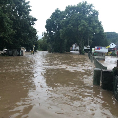 Die Brücke in Untersteeg während der Flut.