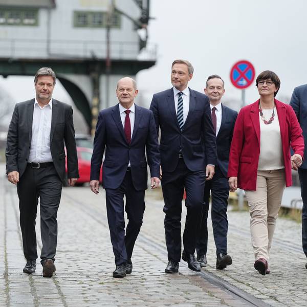 Pressekonferenz zum Ampelkoalitionsvertrags, in den damaligen Ämtern: Norbert Walter-Borjans, Bundesvorsitzender der SPD (l-r), Annalena Baerbock, Bundesvorsitzende von Bündnis 90/Die Grünen, Robert Habeck, Bundesvorsitzender von Bündnis 90/Die Grünen, Olaf Scholz, SPD-Kanzlerkandidat und geschäftsführender Bundesfinanzminister und Christian Lindner, Parteivorsitzender der FDP, Volker Wissing, FDP-Generalsekretär, und Saskia Esken, Bundesvorsitzende der SPD, kommen zur Pressekonferenz, um den gemeinsamen Koalitionsvertrag der Ampel-Parteien von SPD, Bündnis 90/Die Grünen und FDP für die künftige Bundesregierung vorzustellen.