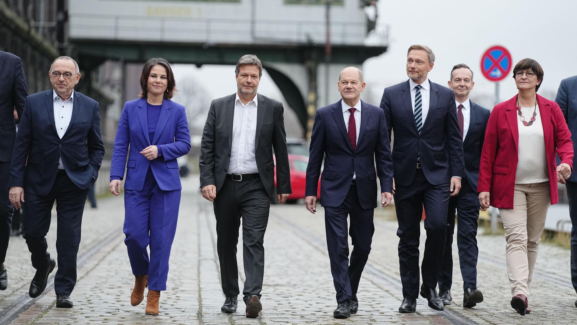 Pressekonferenz zum Ampelkoalitionsvertrags, in den damaligen Ämtern: Norbert Walter-Borjans, Bundesvorsitzender der SPD (l-r), Annalena Baerbock, Bundesvorsitzende von Bündnis 90/Die Grünen, Robert Habeck, Bundesvorsitzender von Bündnis 90/Die Grünen, Olaf Scholz, SPD-Kanzlerkandidat und geschäftsführender Bundesfinanzminister und Christian Lindner, Parteivorsitzender der FDP, Volker Wissing, FDP-Generalsekretär, und Saskia Esken, Bundesvorsitzende der SPD, kommen zur Pressekonferenz, um den gemeinsamen Koalitionsvertrag der Ampel-Parteien von SPD, Bündnis 90/Die Grünen und FDP für die künftige Bundesregierung vorzustellen.