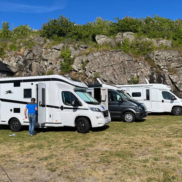 Wohnmobile auf Campingplatz in Schweden