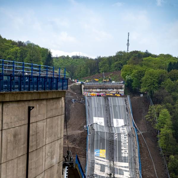 Nach der Sprengung liegt die Rahmede-Talbrücke am Boden, Teile der Fahrbahn sind zu sehen.