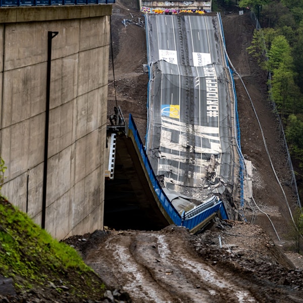 Nach der Sprengung liegt die Rahmede-Talbrücke am Boden, Teile der Fahrbahn sind zu sehen.